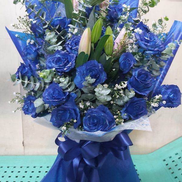Blue roses bouquet with stargazer