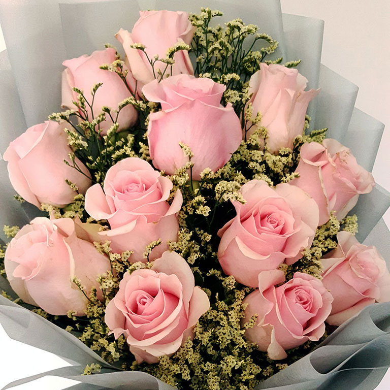 12 pcs fresh ecuadorian roses with imported fillers.